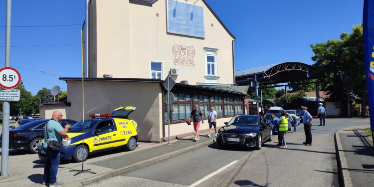 Vozačima na graničnim prelazima dijeljeni leci sa savjetima za bezbjedno putovanje