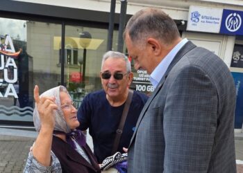 Dodik šetao Banjalukom, porazgovarao s građanima i staricom koja prodaje priglavke