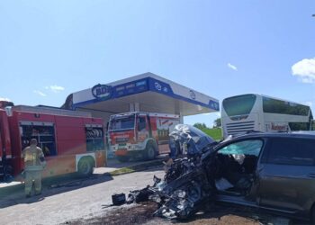 Teška nesreća kod Prijedora: Sudar autobusa i automobila, vozač teško povrijeđen