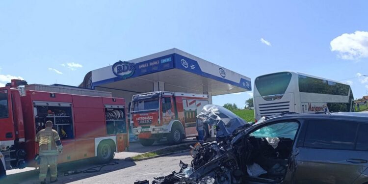Teška nesreća kod Prijedora: Sudar autobusa i automobila, vozač teško povrijeđen