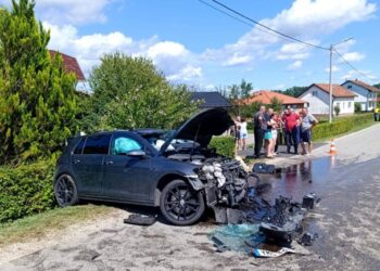 Oglasila se policija: Vozač Golfa teško povrijeđen