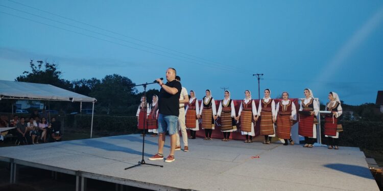 Veče folklora u Bakincima (FOTO)