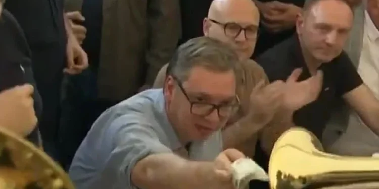 Vučić otvorio autoput uz nacionalističke stihove i nespretnu gestu s trubačima