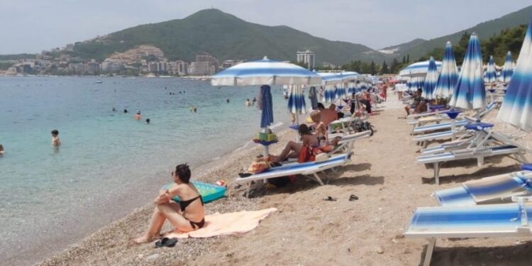 Turisti ogorčeni cijenama u Crnoj Gori: Ležaljku plaćamo 20-ak eura, u Grčkoj je dobijemo uz piće