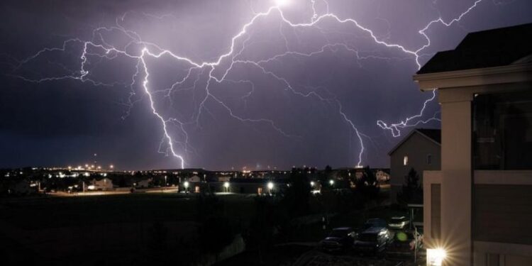 Novo nevrijeme pogodilo Srbiju: Vjetar nosi krovove
