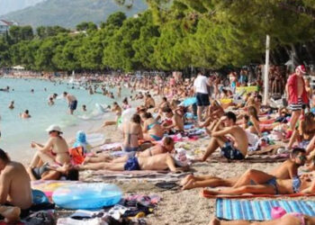 Roditelji u Omišu razočarani: Sunčala se u toplesu na plaži punoj djece