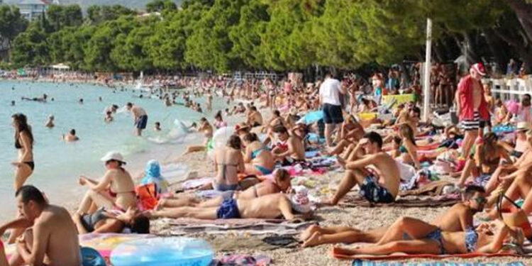Roditelji u Omišu razočarani: Sunčala se u toplesu na plaži punoj djece