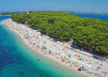 Građani u BiH dižu kredite do 5.000 KM da odu na ljetovanje: Turističke agencije bilježe rekordne rezervacije