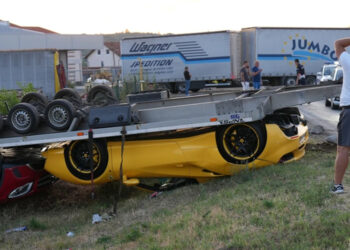 Vozaču auto-prikolice pukla guma: Prevrnuti na krov skupocjeni Ferrari i Mercedes