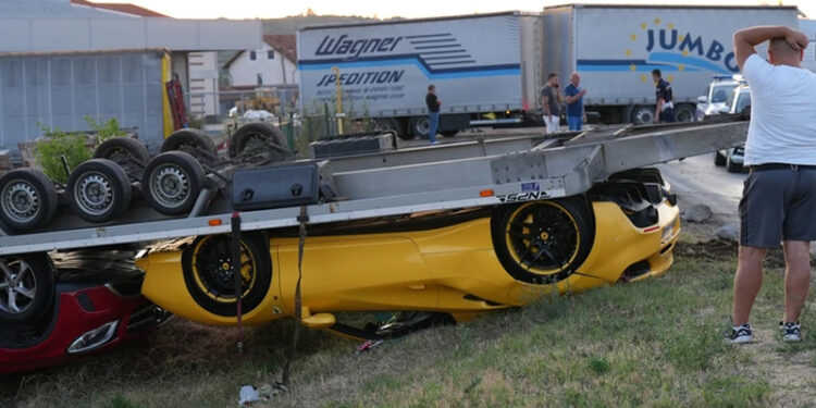 Vozaču auto-prikolice pukla guma: Prevrnuti na krov skupocjeni Ferrari i Mercedes