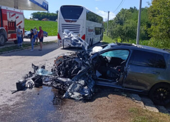Podlegao povredama vozač Golfa koji je imao težak sudar s autobusom