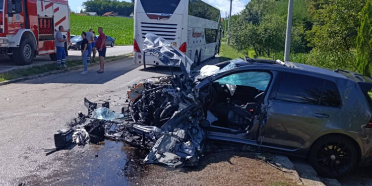Podlegao povredama vozač Golfa koji je imao težak sudar s autobusom