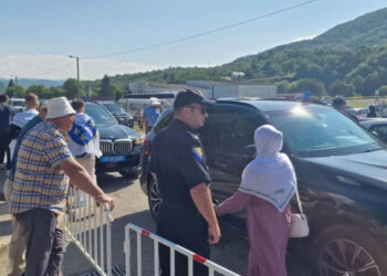 Oštećeno Schmidtovo službeno vozilo, MUP RS tražio da ga pomjere zbog gužve