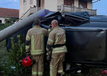 Vozač Volva sletio s ceste i udario u banderu, iz vozila ga izvlačili vatrogasci