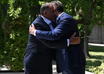 Vučić dočekao Dodika uz zagrljaj: Najavili obilježavanje 30 godina od stradanja srpskog naroda u “Oluji
