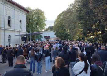 U pomen na Halida Bešlića građani Gradiške u glas pjevali njegove hitove 