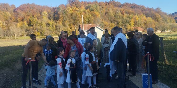 U mjesnoj zajednici Gornji Podgradci zaseoku Tendžerići danas je otvorena asfaltirana dionica puta. 