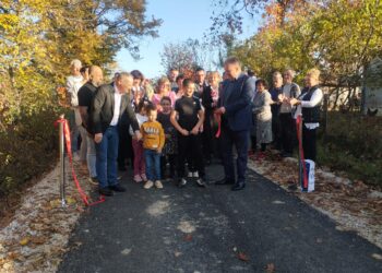 U mjesnoj zajednici Miloševo Brdo danas su otvorene dvije asfaltirane dionice puta.