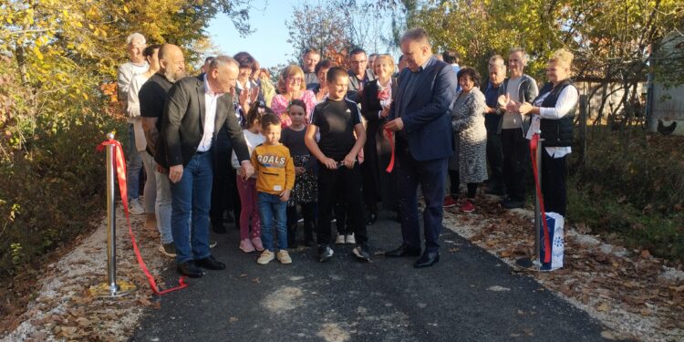 U mjesnoj zajednici Miloševo Brdo danas su otvorene dvije asfaltirane dionice puta.