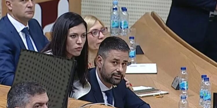 Kafana i cirkus u Parlamentu BiH: “Moli se kolegica da ne sjedi u krilu ministru financija”