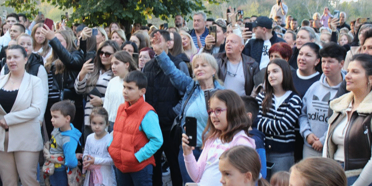 Pored Save i biste Envera Šiljka Gradiška pjevala za Halida