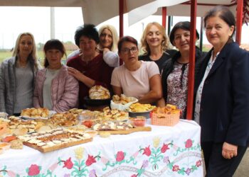 Žene iz Bok Jankovca čuvaju tradiciju: Peku pogaču na listu kupusa