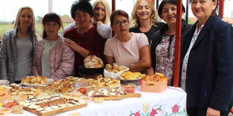 Žene iz Bok Jankovca čuvaju tradiciju: Peku pogaču na listu kupusa