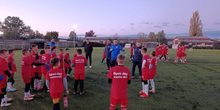Počeo kamp FK Crvena Zvezda u Gradišci (FOTO)