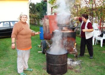 (FOTO) Mileva Ilibašić pjeva i plete u osamdesetprvoj: Dok priglavke šara ljubavne stihove stvara
