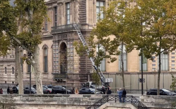 Uhapšena dvojica zbog krađe dragocjenog nakita iz Louvrea