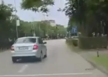 Banjaluka: Vozač Škode prošao kroz crveno, zamalo izazvao sudar i udario pješaka