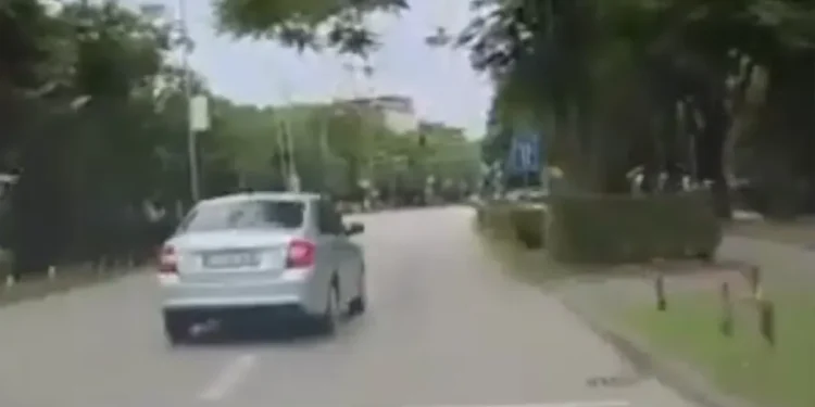 Banjaluka: Vozač Škode prošao kroz crveno, zamalo izazvao sudar i udario pješaka