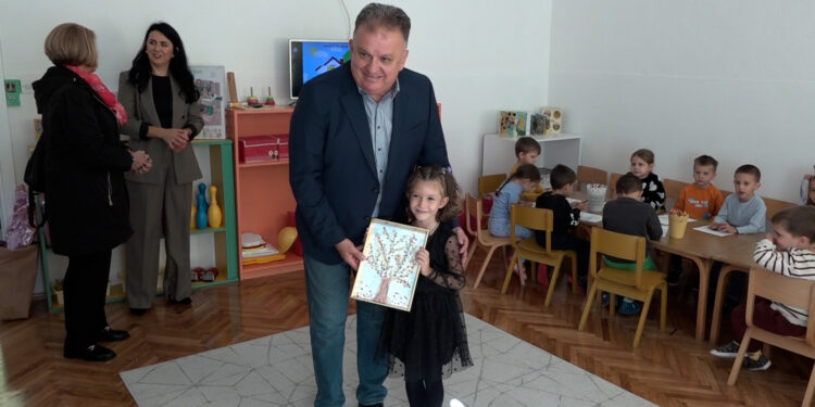 Gradonačelnik Zoran Adžić posjetio gradiški vrtić „Pčelice“