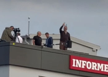 Napeto ispred Informera: Vučićević pušta pjesme Baje Malog Knindže i diže tri prsta