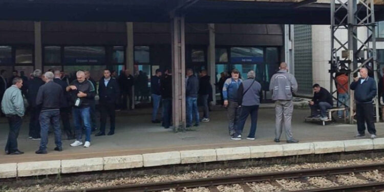 Zbog neisplaćenih plaća radnici Željeznica RS obustavili rad