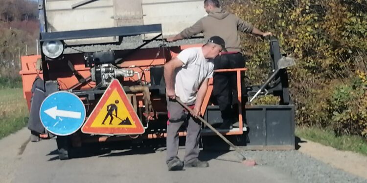 Foto vijest: Nasipanje bankina u Jablanici