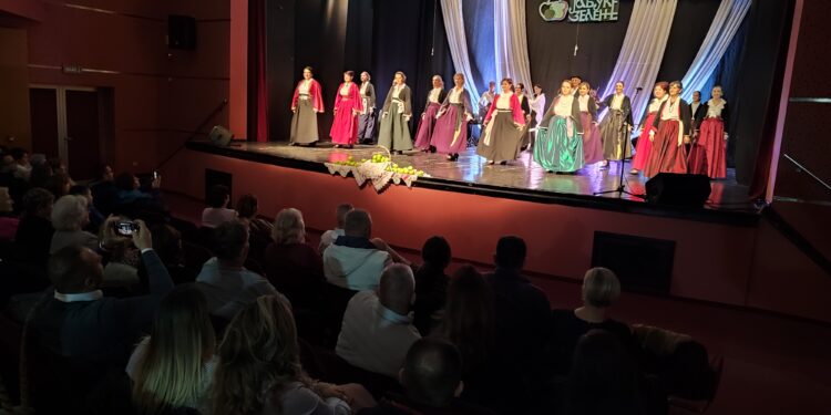 Održan Festival “Tri jabuke zelene”