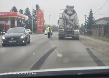 Obilježavanje horizontalne signalizacije na putu od Brestovčine do Dubrava. 