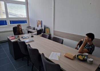 U osnovnoj školi “Kozarska djeca” u Krušiku učenici su danas imali priliku da vide koji su to poslovi i obaveze direktora u rukovođenju školom