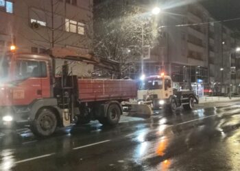 Ekipe Zimske službe na terenu i u večernjim satima.