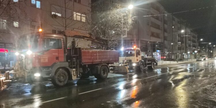 Ekipe Zimske službe na terenu i u večernjim satima.
