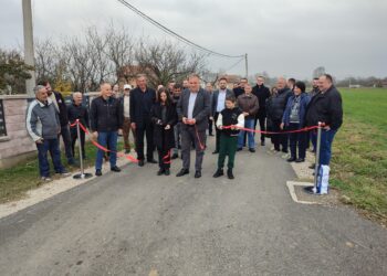 U mjesnoj zajednici Bok Jankovac otvorena nova dionica asfalnog puta.