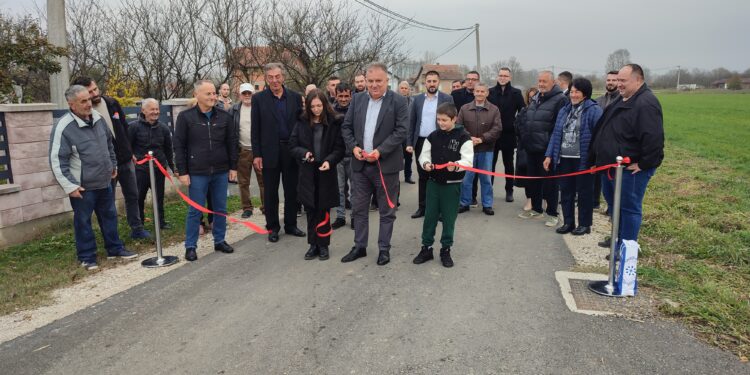 U mjesnoj zajednici Bok Jankovac otvorena nova dionica asfalnog puta.