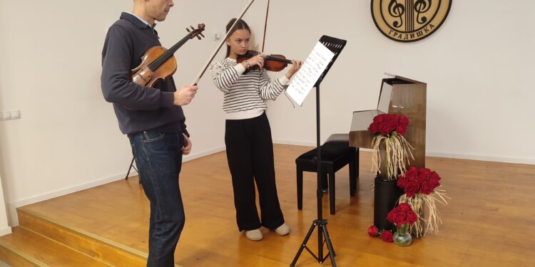 Profesor Nikola Aleksić održao čas učenicima gradiške muzičke škole