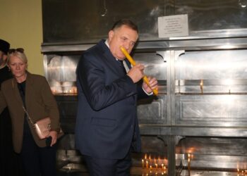 Milorad Dodik zapalio svijeće za 16 žrtava pada nadstrešnice u Novom Sadu