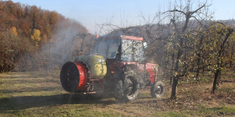 Poslije berbe počelo “plavo” prskanje u voćnjacima