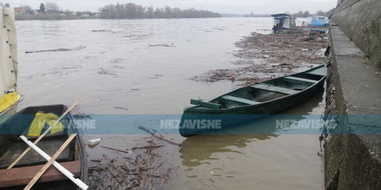Raste Sava kod Gradiške