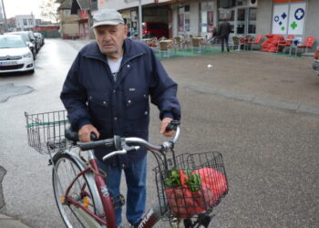 Mirko Rokvić biciklom ušao u 89. godinu: Bicikl, poezija i rijeka Sava su tri Mirkove ljubavi (FOTO)