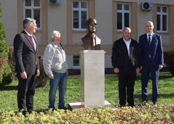 Otkrivena bista Dragomiru Maliću prvom rektoru Univerziteta; Ostavio neizbrisiv trag u istoriji visokog obrazovanja