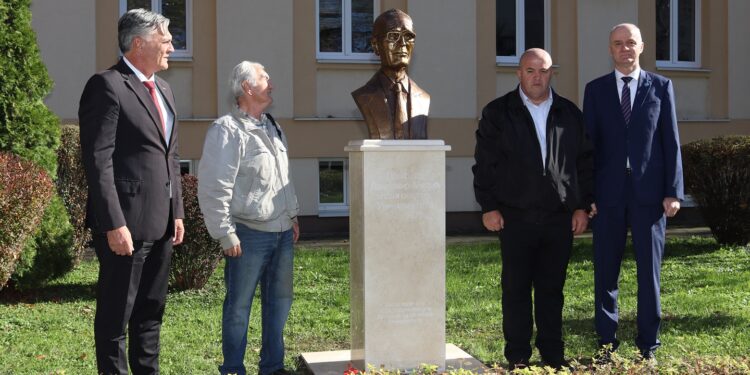 Otkrivena bista Dragomiru Maliću prvom rektoru Univerziteta; Ostavio neizbrisiv trag u istoriji visokog obrazovanja